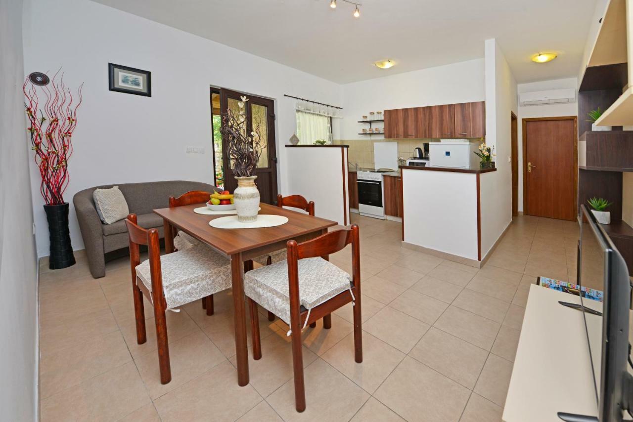 Apartmani Irena Arvaj Πόρετς Εξωτερικό φωτογραφία